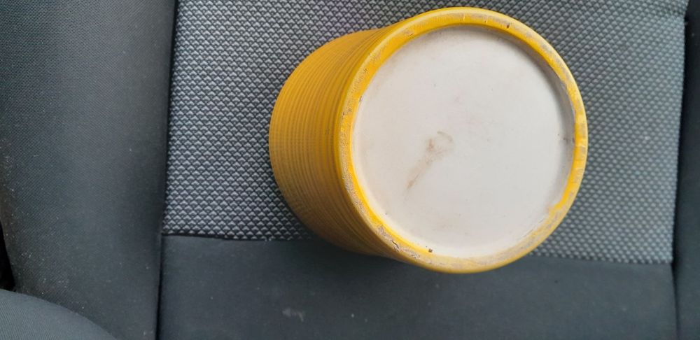 Doniczka koloru żółtego