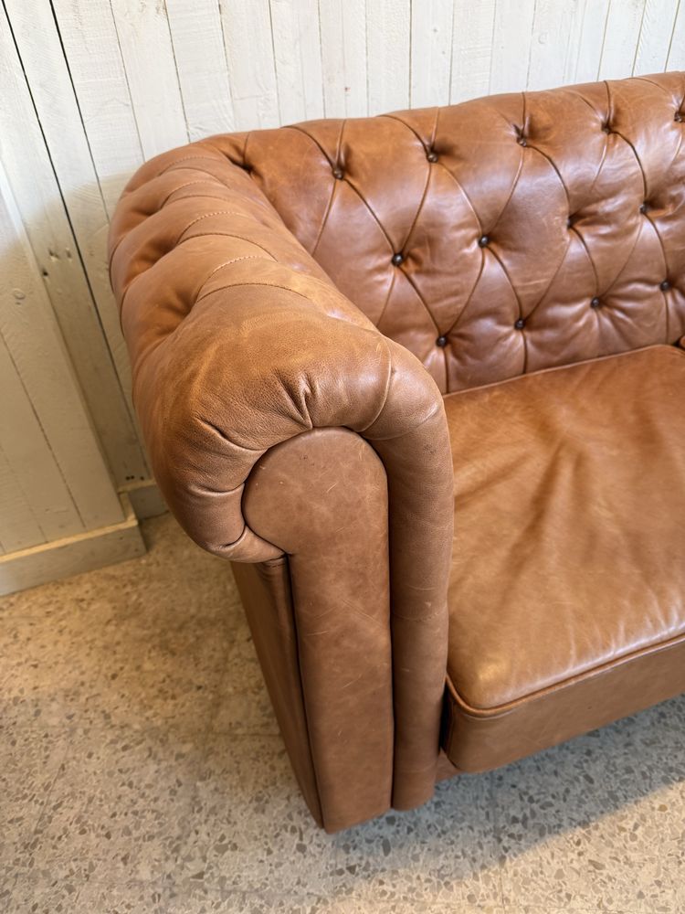 Sofa chesterfield em pele 3 lugares