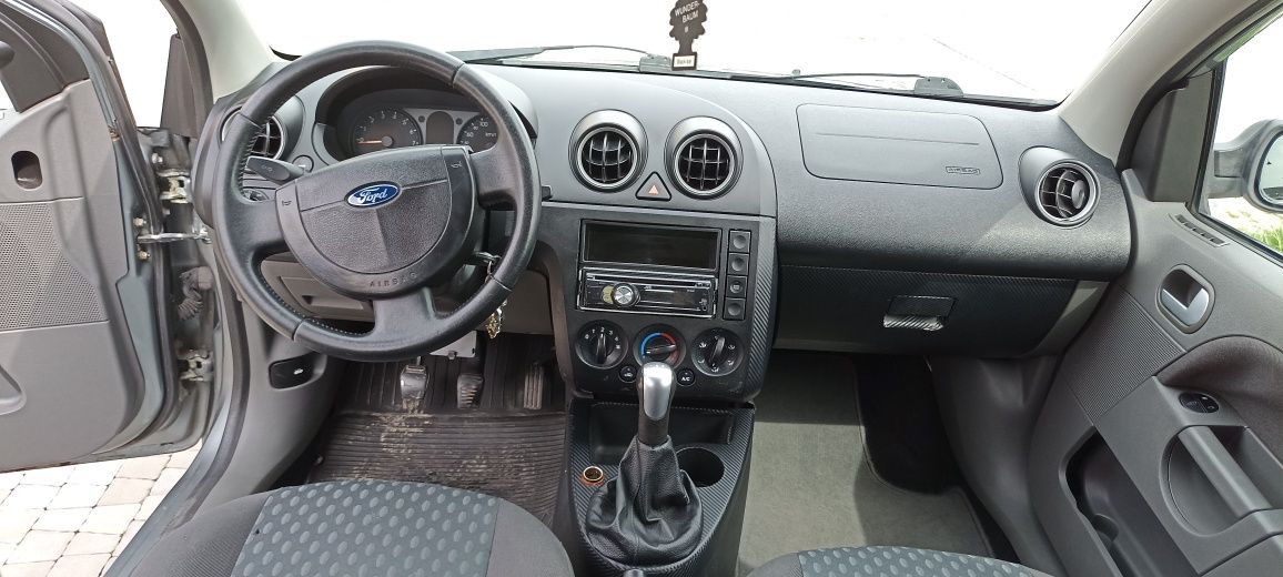Ford Fiesta mk6 1.4  2002 benzyna  ważne opłaty