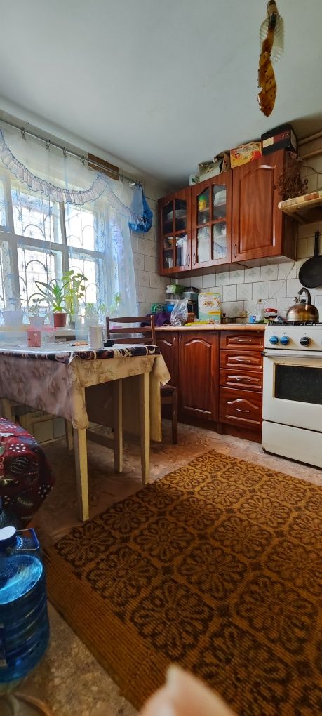 Продам пол дома с удобствами и гараж на Восточном