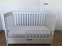 Drewniane łóżeczko dla niemowlaka z szufladą - biały, 120x60