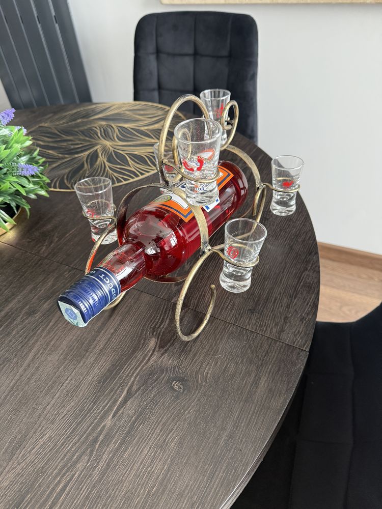 Stojak na alkohol z ciekawymi kieliszkami w komplecie