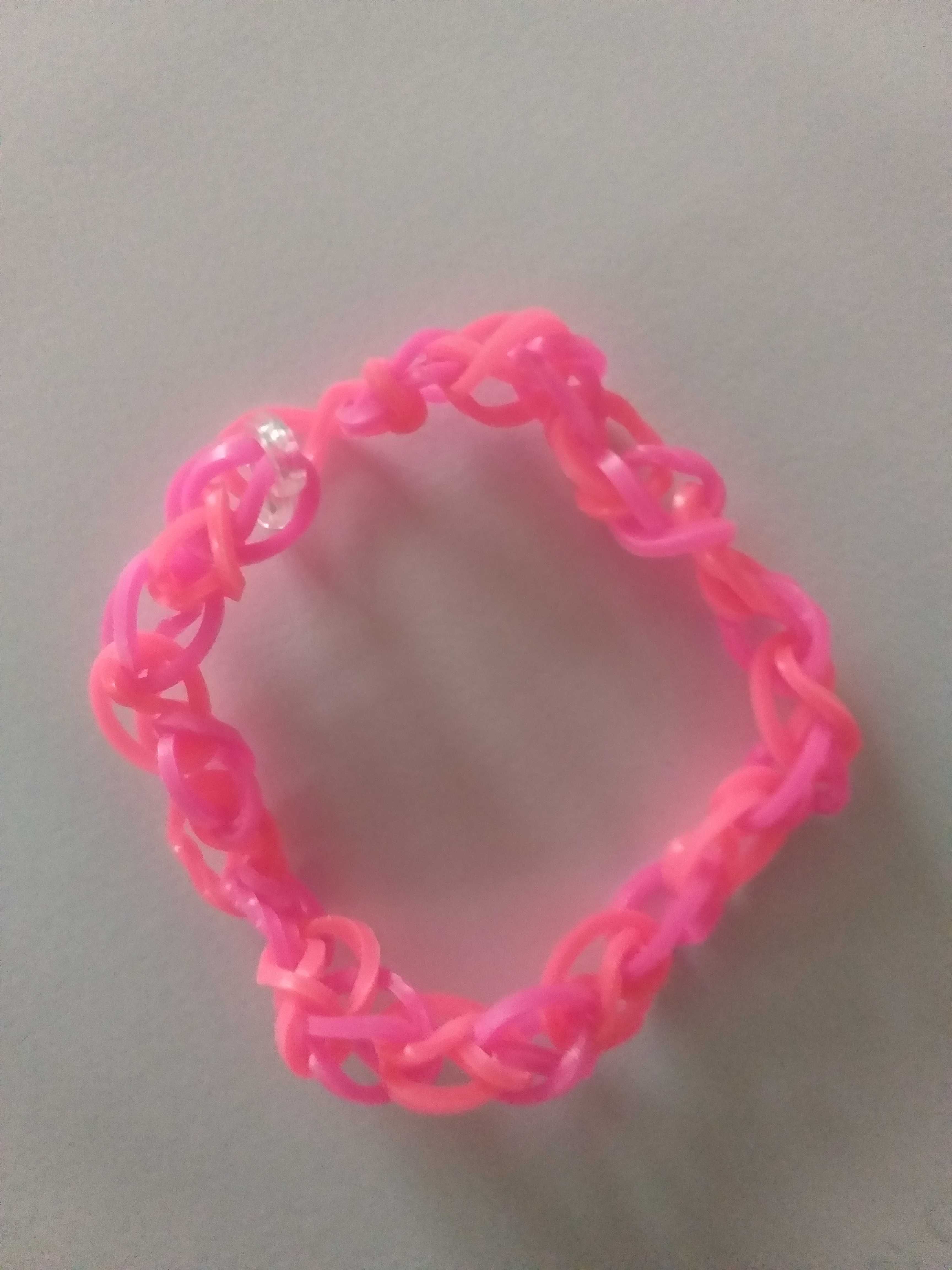 Pulseiras feitas com elásticos