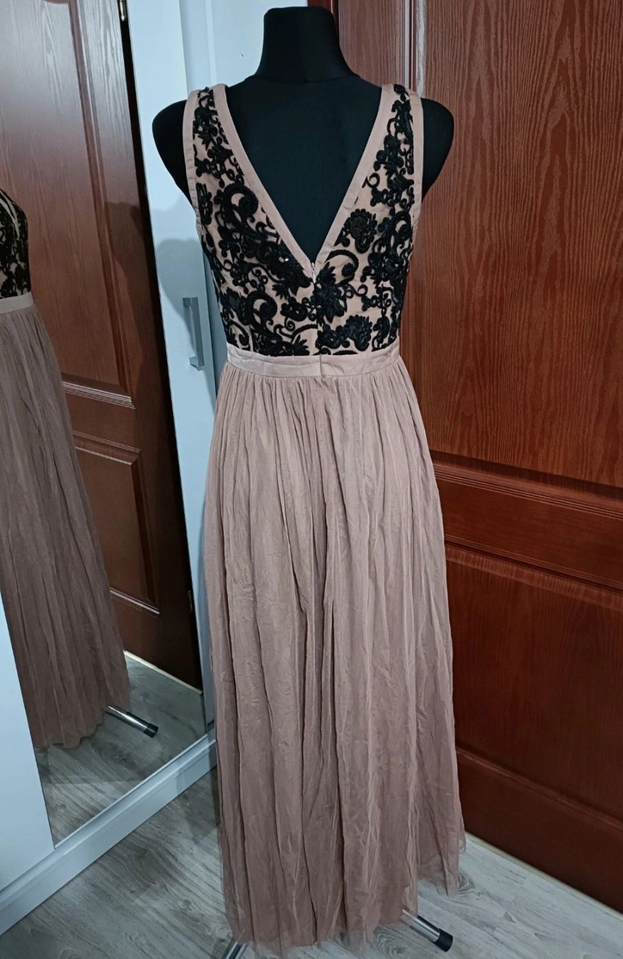 Długa sukienka Charlotte z piękną koronkową górą lou