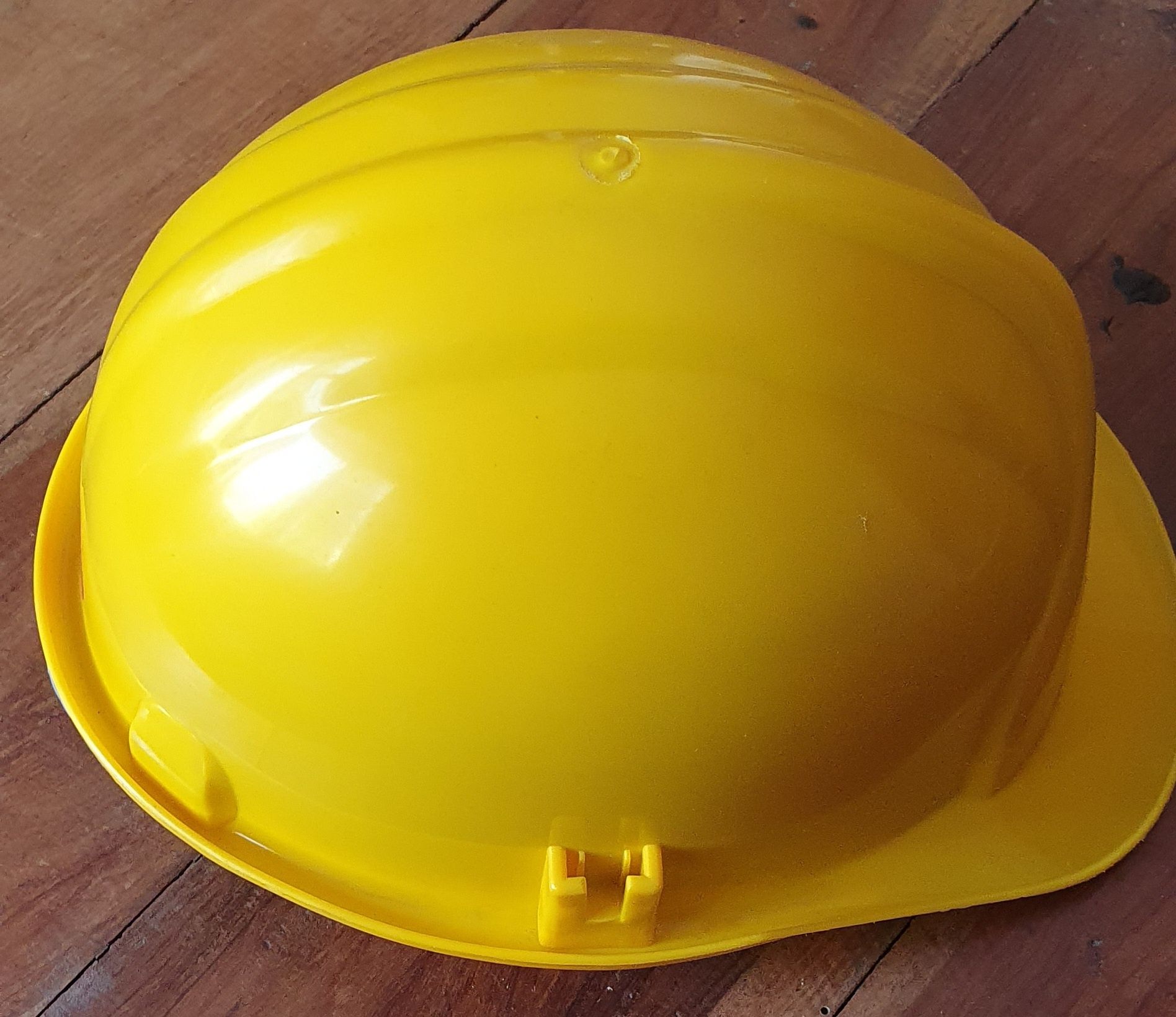 Sapatos e capacete de segurança