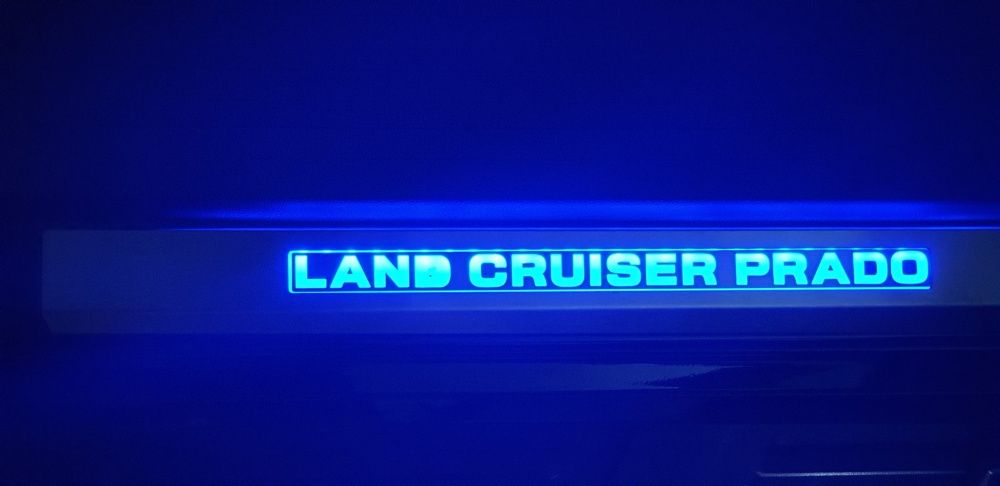 Штатные пороги салона с неоновой надписью Land Cruiser Prado 150