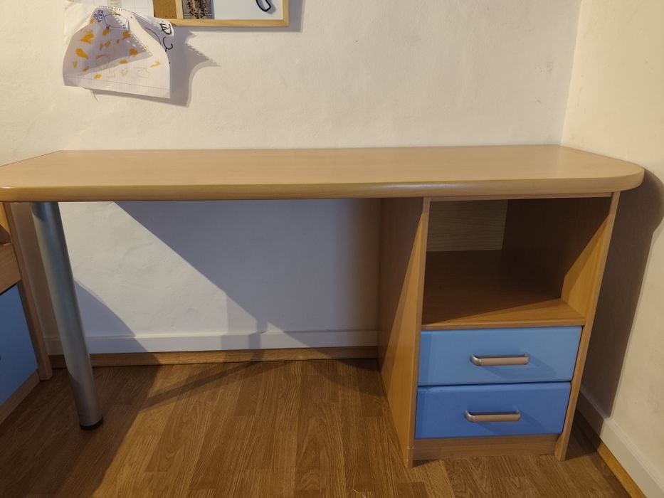 Quarto rapaz, cama roupeiro e secretária