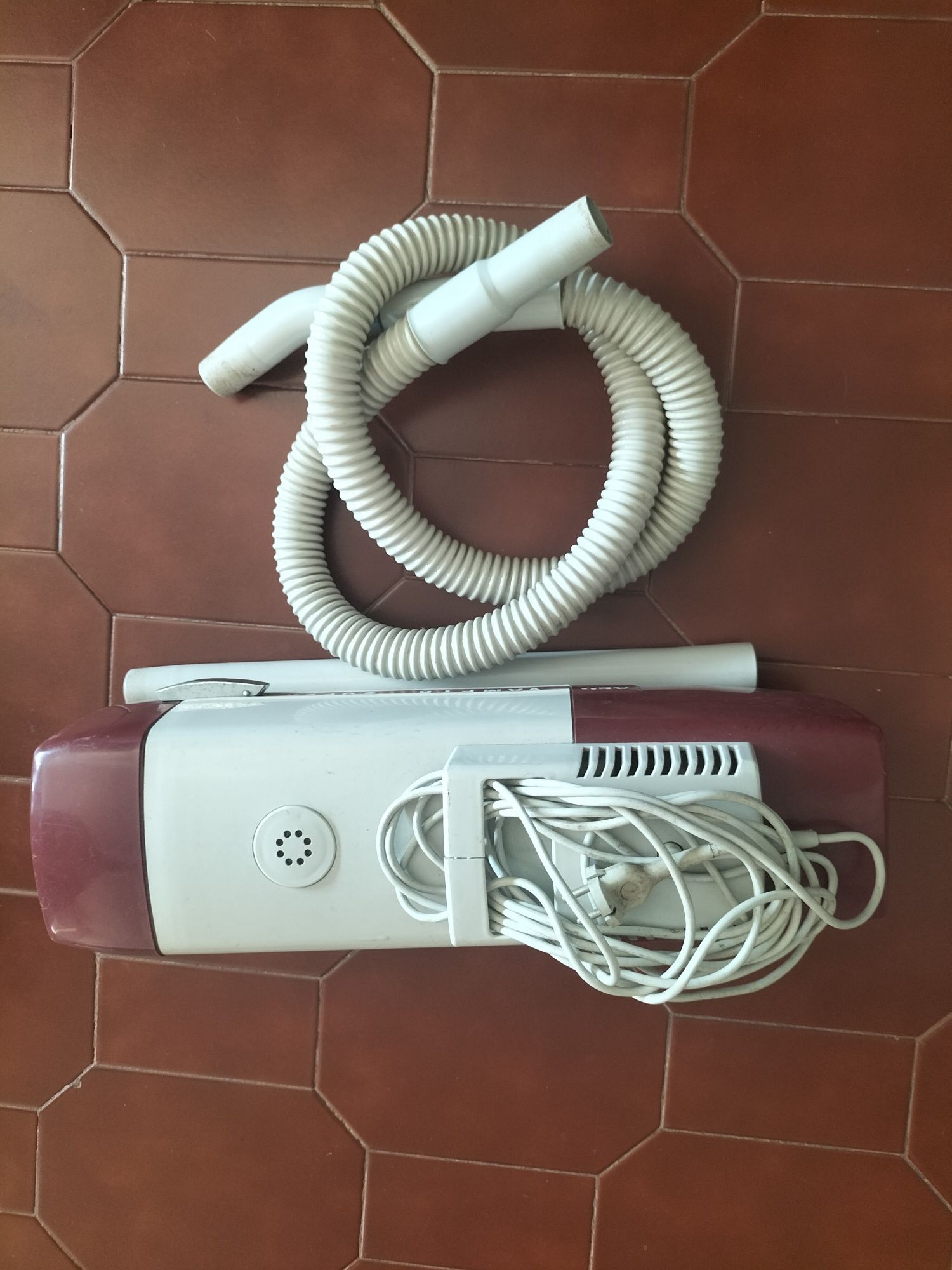Aspirador muito antigo a trabalhar