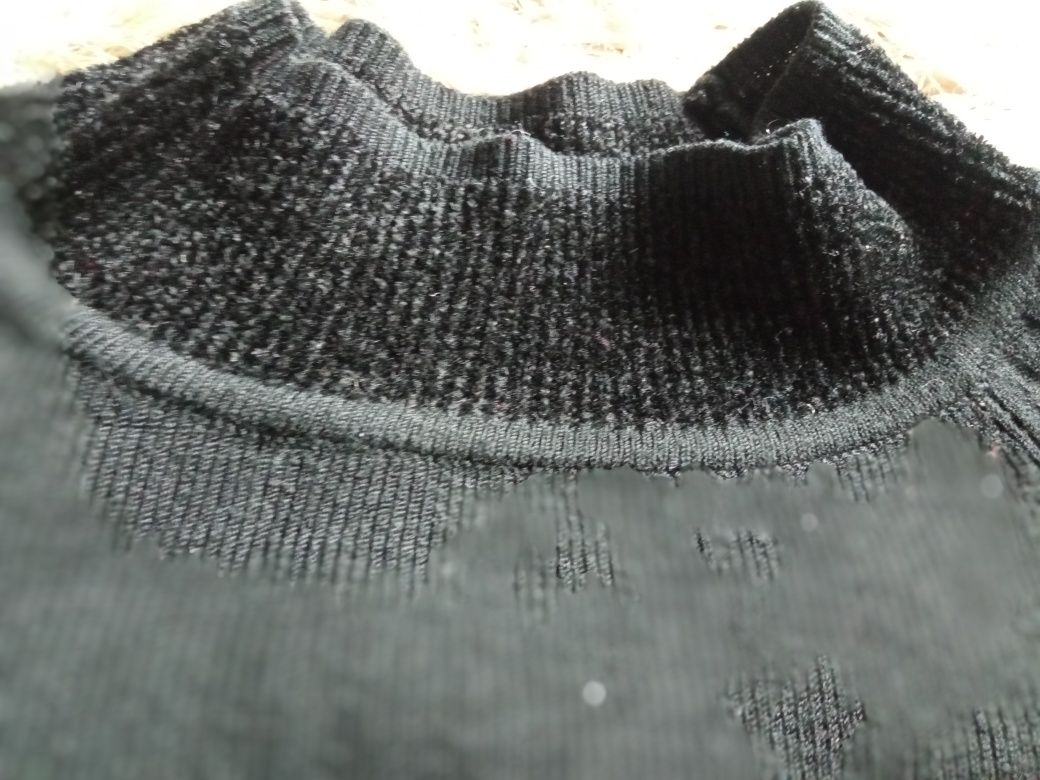 Czarny sweterek ze stójką s