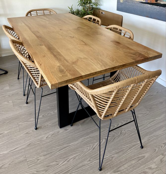 Mesa de jantar e cadeiras