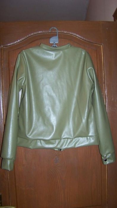 Оливково-зеленая куртка-бомбер из качественной экокожи на молнии l