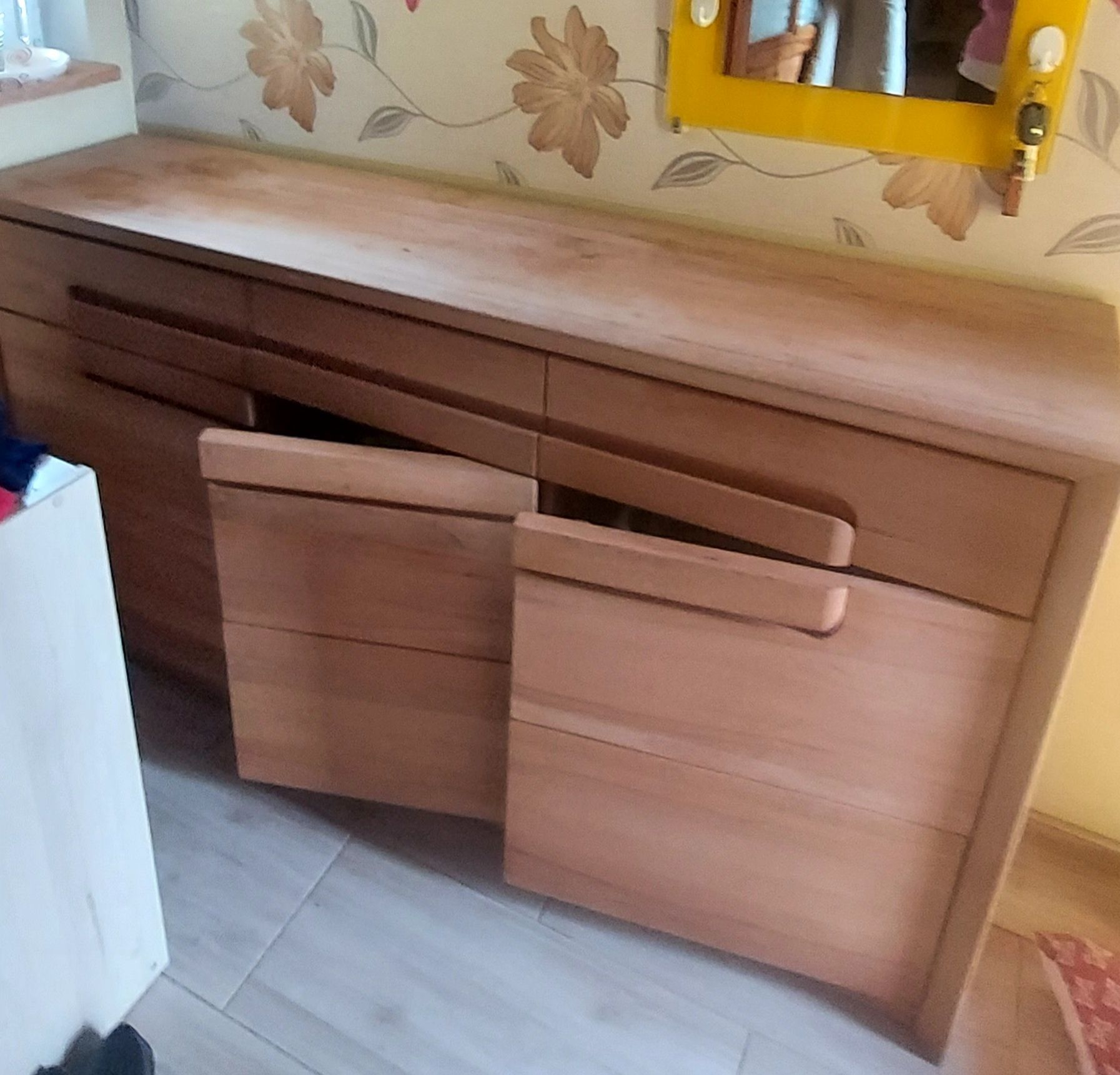 Sprzedam komodę .