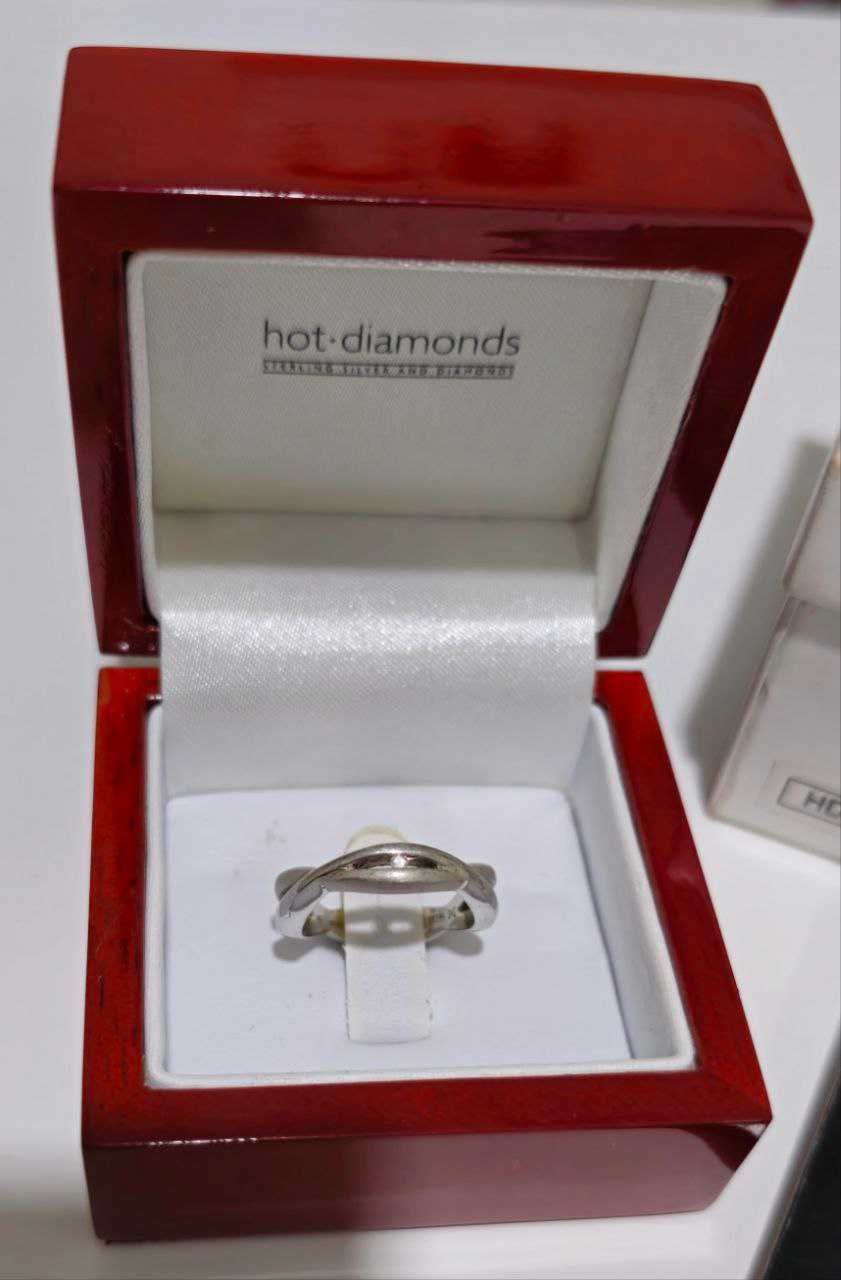 Anel em prata maciça com um hot-diamonds da Swarovski.