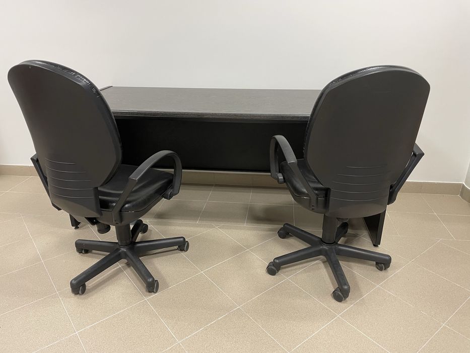 Secretaris Levira e Mesa Levira com cadeiras