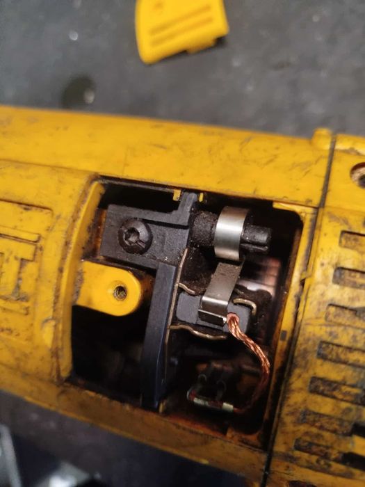 Szlifierka kątowa DEWALT d28498, 2400W z płynnym startem 230mm