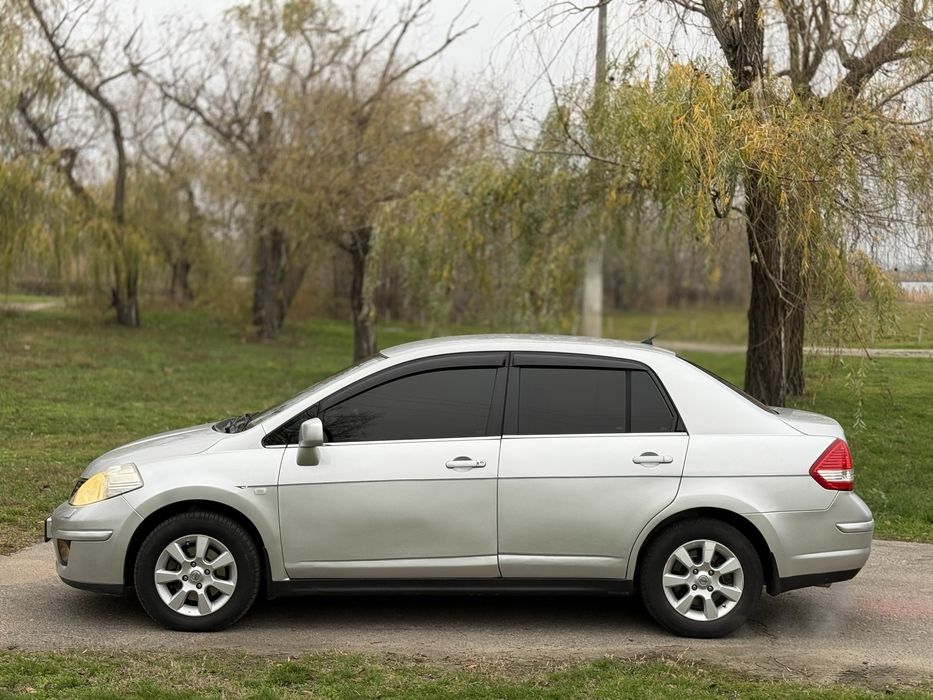 Nissan Tiida, автомат на гарній комплектаціі.