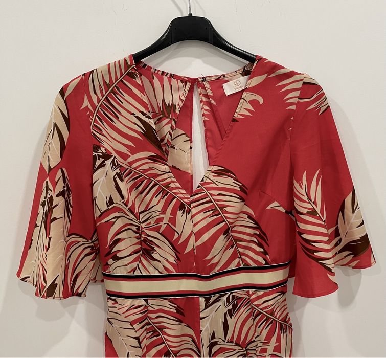 Macacão vermelho com padrão de folhas (MLD, tamanho S)