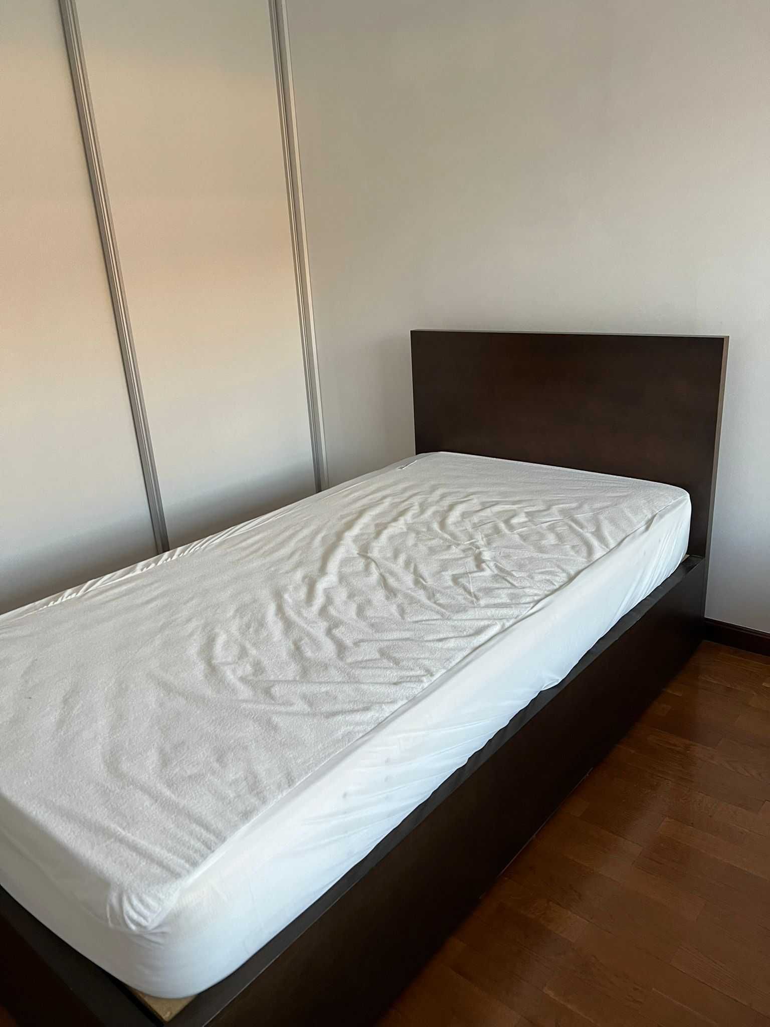 cama de corpo e meio com cama de solteiro por baixo de madeira