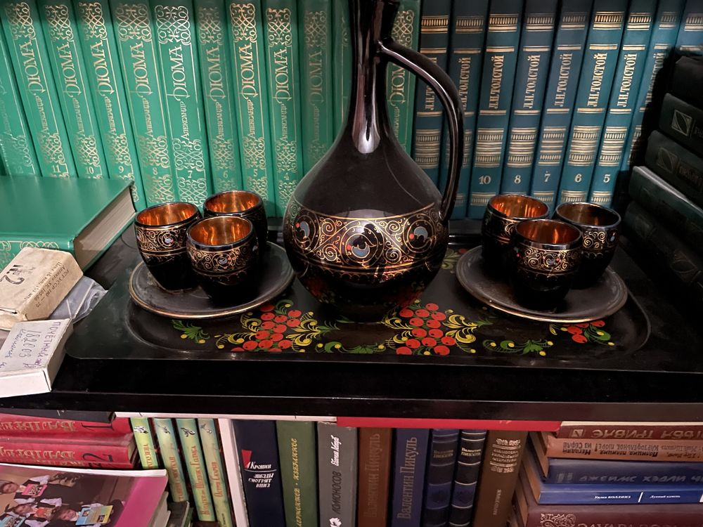 Радянський посуд наборами (сервiзами)