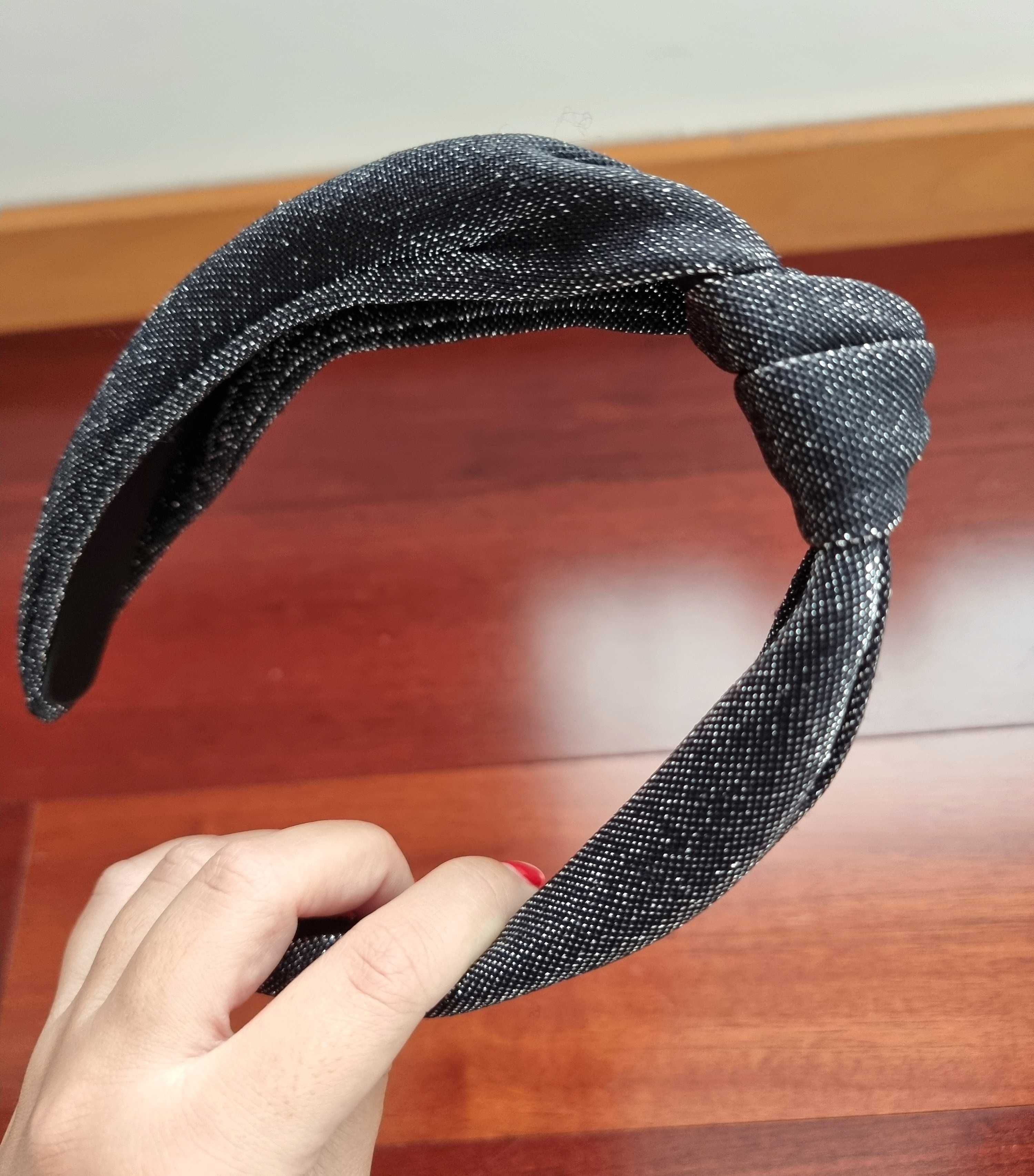 Fita de cabelo com brilhantes