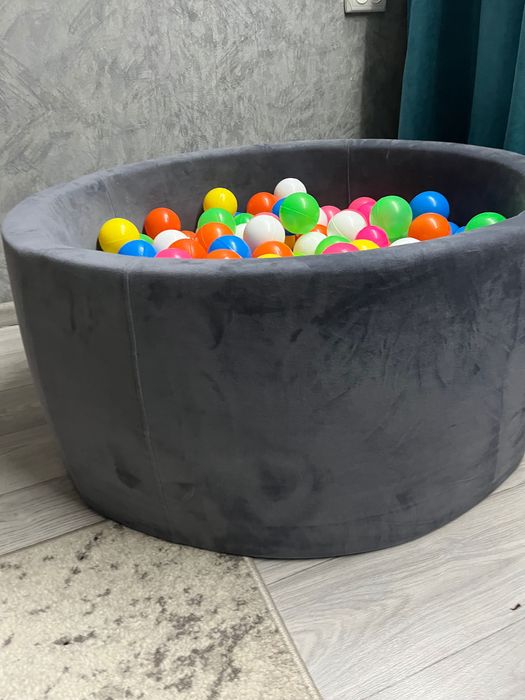 Сухий басейн з різнокольоровими кульками