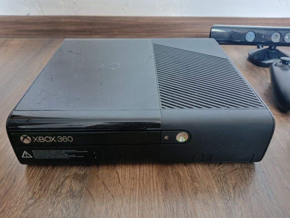 Xbox 360e + gry + Kinect + 2 pady "Jak nowy"