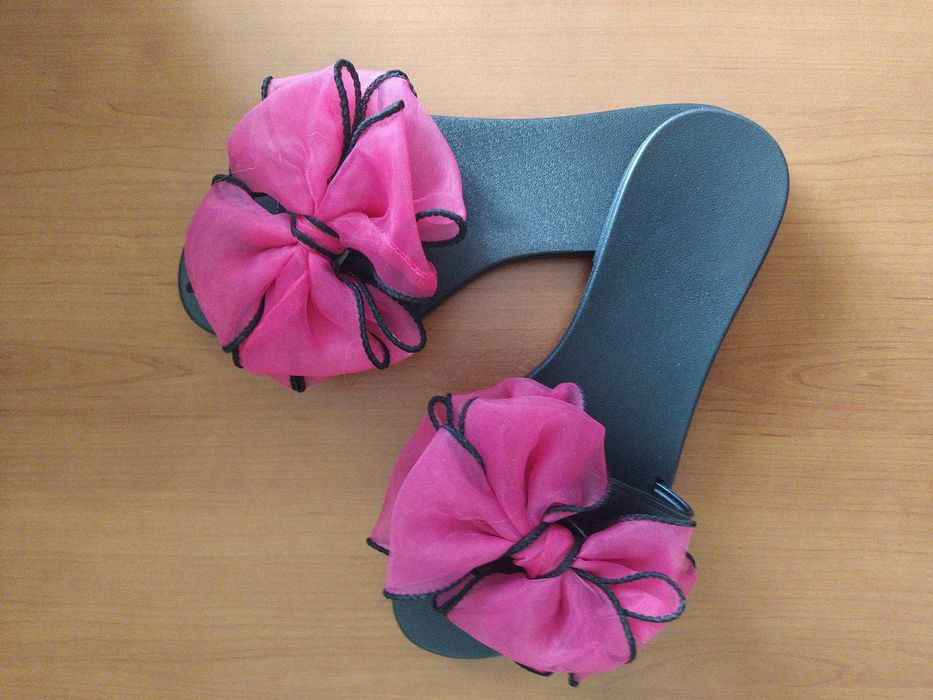 Eleganckie klapki z różowymi kokardkami