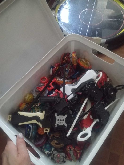 Набір блейдів з коробкою, запускателями і ареною.