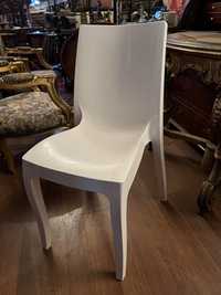 Białe plastikowe krzesło