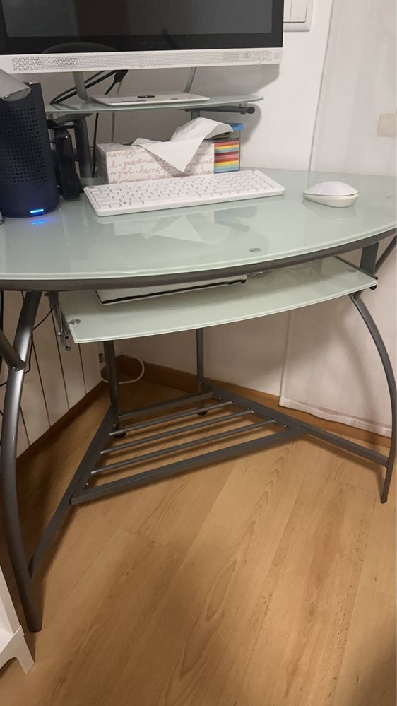 Vendo secretaria de canto em vidro