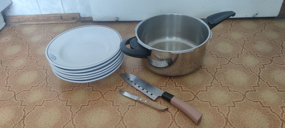 Пакет посуды, сковородки, костпюля, тарелки