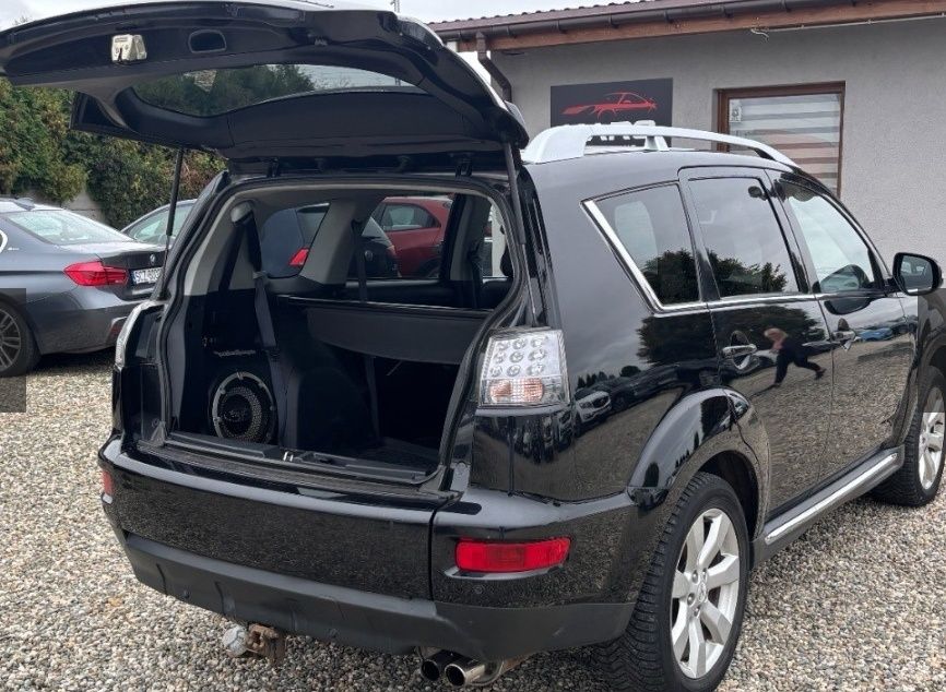 Mitsubishi Outlander 7 os 2010r sprzedam  zamienię na łódź kabinowa