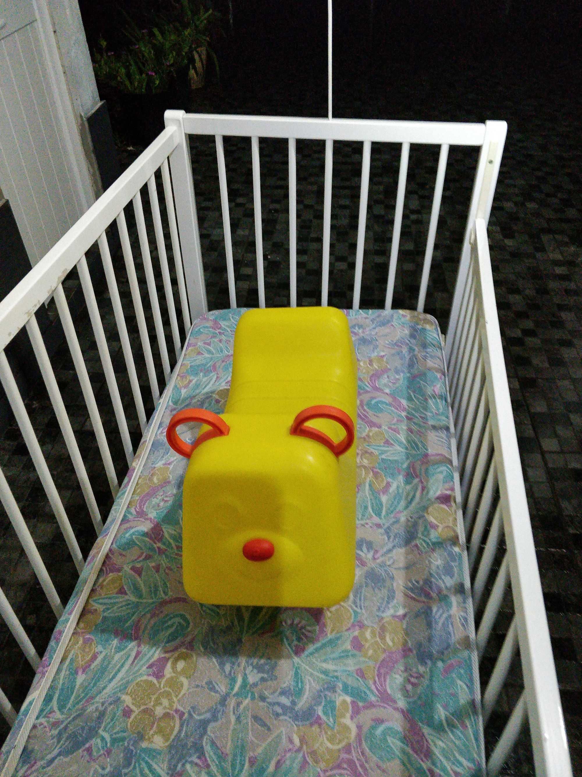 Vendo cama de bebé com brinquedo