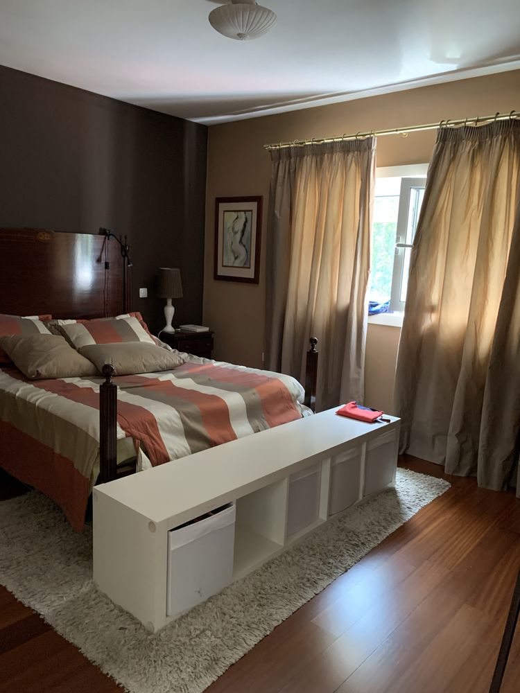 Cama D. Maria com 2 mesas de cabeceira