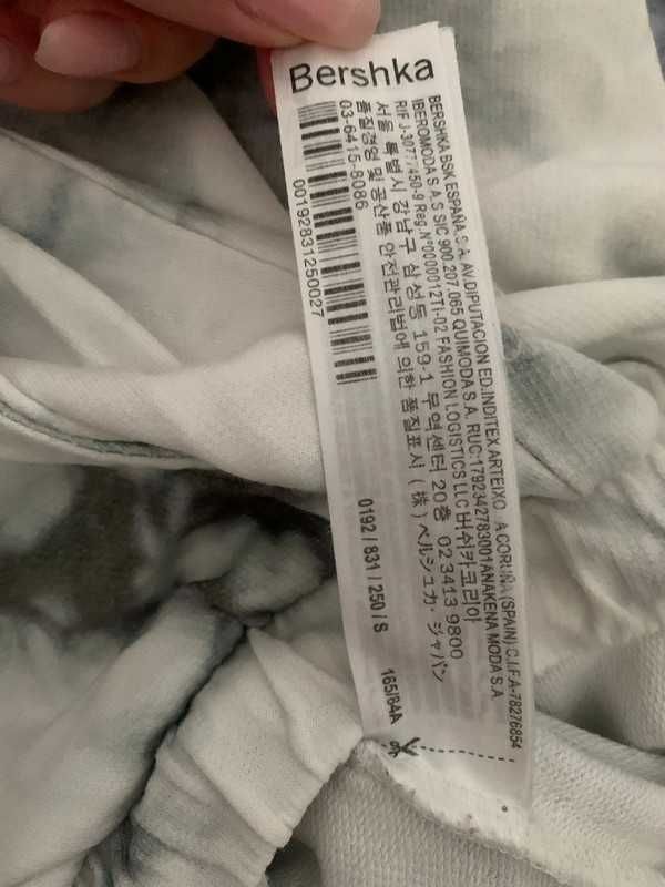 Calças de fato de treino tie-dye com cordão brancas com frase Bershka