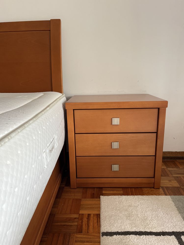 Conjunto de quarto - cama de casal, mesas de cabeceiras