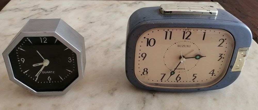 conjunto de 2 relógios despertadores a funcionar
