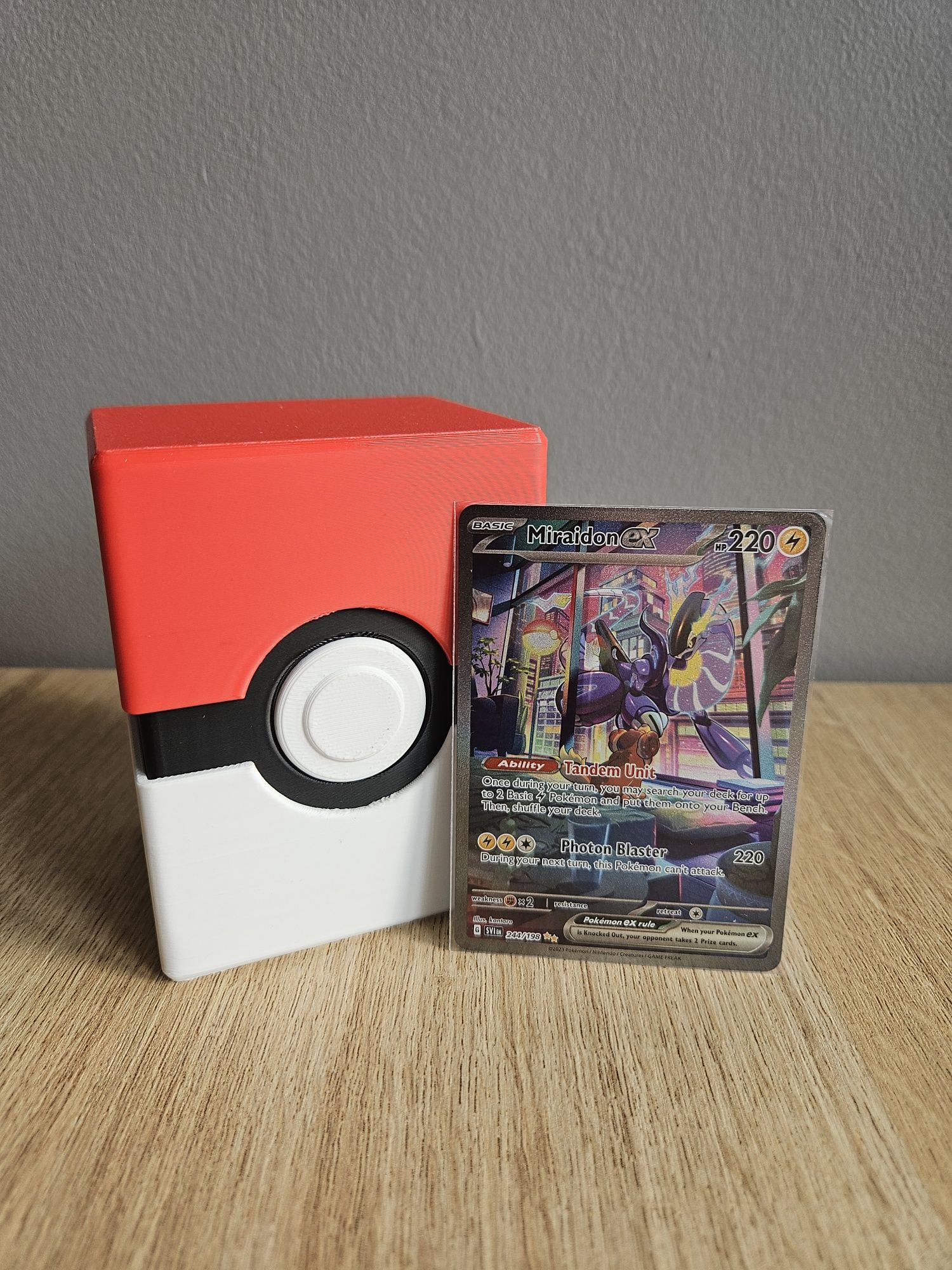 Pudełko na karty POKEMON w stylu POKEBALL'a