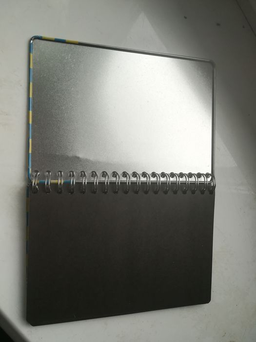 Блокнот с чёрными листами (скетчбук).