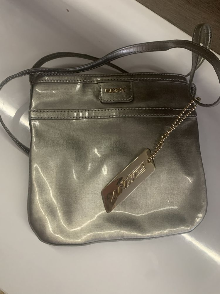 DKNY женская сумка сеоебро лаковая