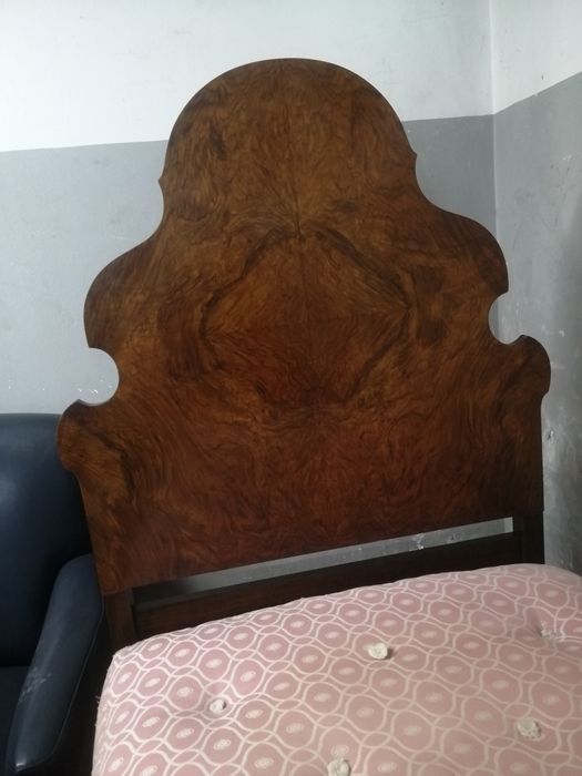 Cama solteiro, antiga com base em ferro e rodízios , cabeceira e pés m