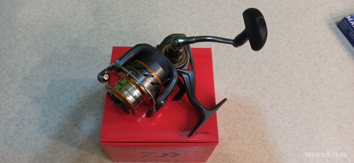 Катушка Daiwa crossfire 2500+ шнур Daiwa