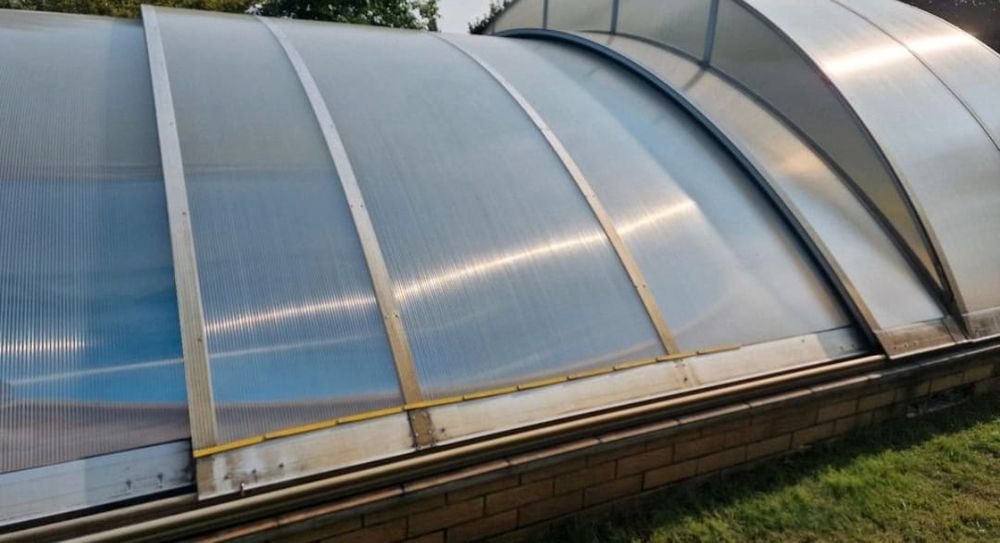 Zadaszenie przykrycie basenu  hala basenowa przesuwna 10.8x7m