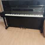 Piano vertical de cordas, marca BECHNER.