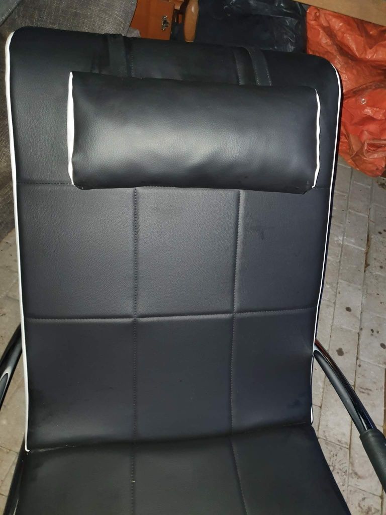 Super designerski fotel bialo czarny! Mega wygodny!