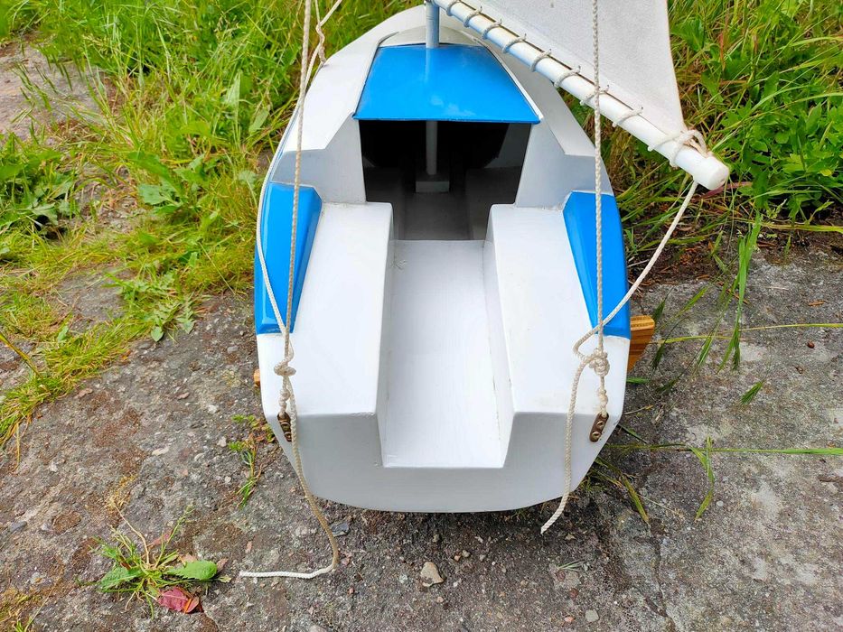 Kolekcjonerski efektowny model żaglówki MAK 770 z okresu PRL.