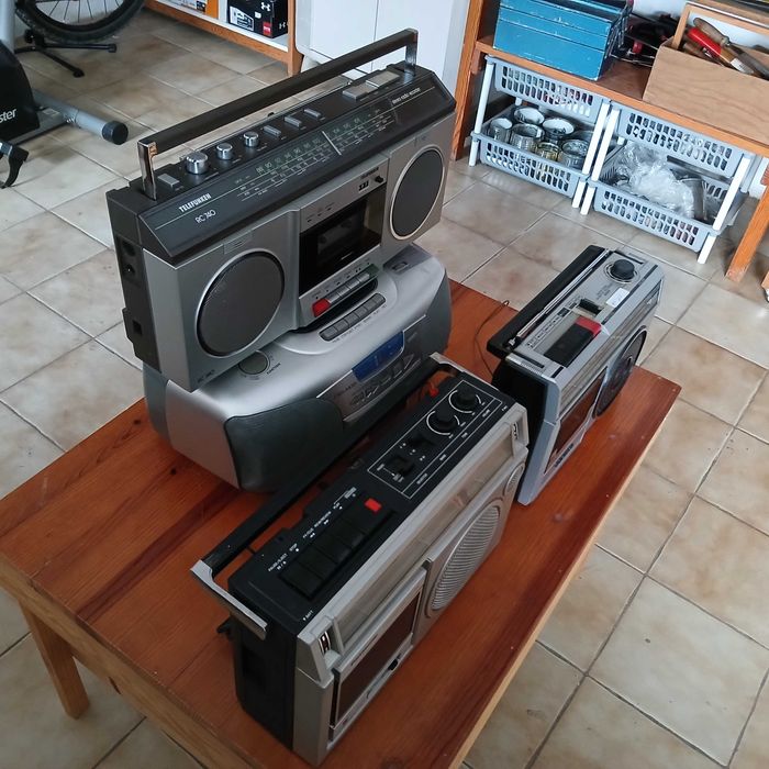 Lote  de 4 rádios, Aiwa, Panasonic, Telefunken e Sanyo