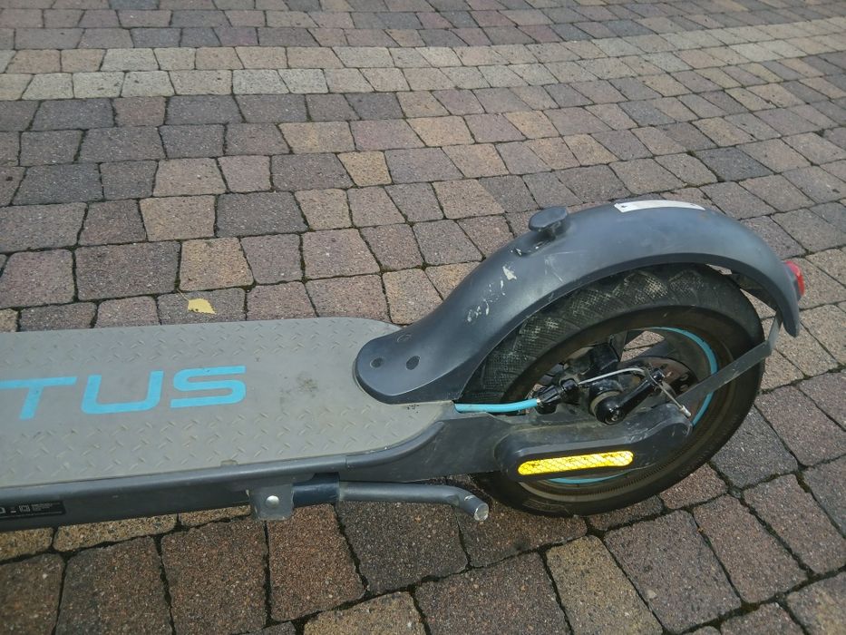 Hulajnoga elektryczna Motus Scooty lite 10 gen 5 oraz ładowarka