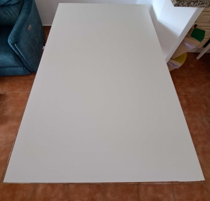 Vendo mesa e cadeiras