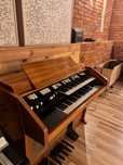 Hammond m-100. Dostępny opcjonalnie Leslie 760 i Pre-amp II.